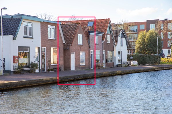 Gerenoveerde, sfeervolle halfvrijstaande woning met twee slaapkamers en moderne inbouwkeuken en badkamer, nabij de Oude Rijn met zonnige tuin op het zuiden.
 